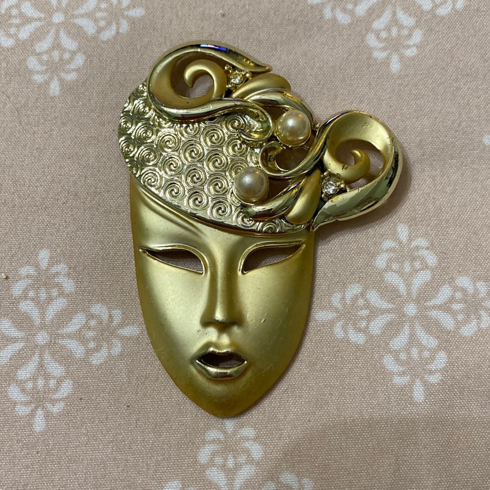 Lady wearing hat brooch pin with pearls